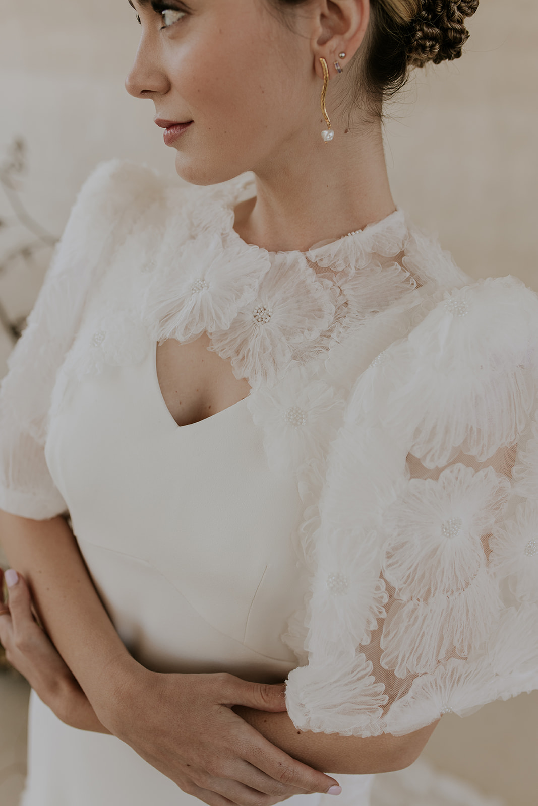 Vestido novia con capa floral